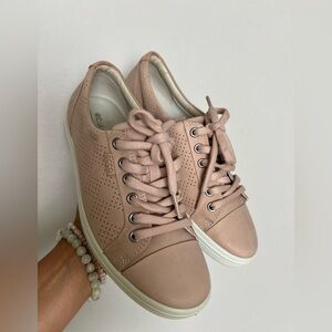 ⭐️ECCO Danish Design women’s leather sneaker Blush color Amazing!
